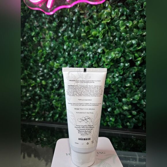 Young Living Mint Green Facial Scrub - Picture 2 of 2